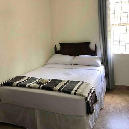 Kelly'S Studio Apartment - Rental Near Airport, Amenities And Bus Route Saint Philip Bagian luar foto
